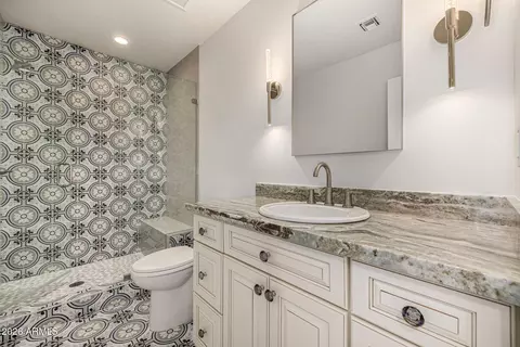 Bath - 4010 E Coolidge St, Phoenix, AZ 85018 photo 9 of 10