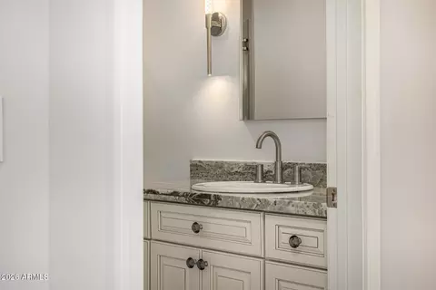Bath - 4010 E Coolidge St, Phoenix, AZ 85018 photo 8 of 10