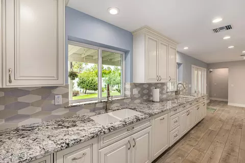 Kitchen - 4010 E Coolidge St, Phoenix, AZ 85018 photo 4 of 8