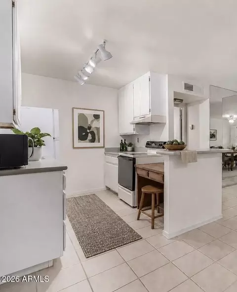 Kitchen - 5525 E Thomas Rd #M16, Phoenix, AZ 85018 photo 1 of 4