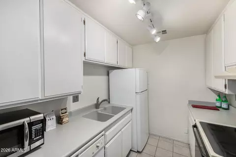 Kitchen - 5525 E Thomas Rd #M16, Phoenix, AZ 85018 photo 3 of 3