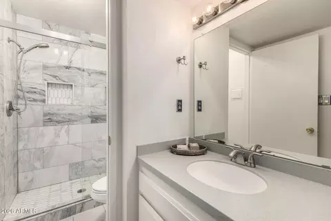 Bath - 5525 E Thomas Rd #M16, Phoenix, AZ 85018 photo 2 of 2