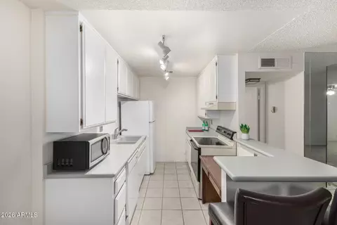 Kitchen - 5525 E Thomas Rd #M16, Phoenix, AZ 85018 photo 1 of 3