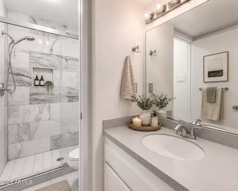 Bath - 5525 E Thomas Rd #M16, Phoenix, AZ 85018 photo 1 of 2