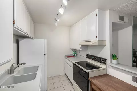 Kitchen - 5525 E Thomas Rd #M16, Phoenix, AZ 85018 photo 2 of 3