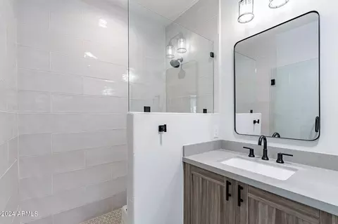 Bath - 142 E Hearne Way, Gilbert, AZ 85234 photo 2 of 3