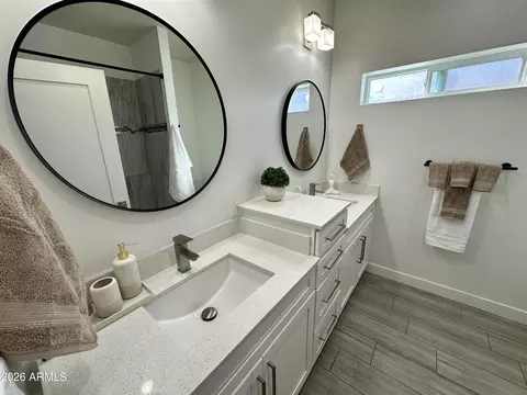 Bath - 1224 E Hayward Ave, Phoenix, AZ 85020 photo 3 of 13