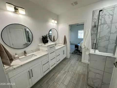 Bath - 1224 E Hayward Ave, Phoenix, AZ 85020 photo 2 of 13