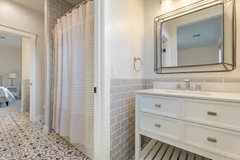 Bath - 3838 E Devonshire Ave, Phoenix, AZ 85018 photo 5 of 7