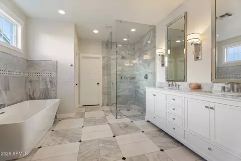 Bath - 3838 E Devonshire Ave, Phoenix, AZ 85018 photo 2 of 7