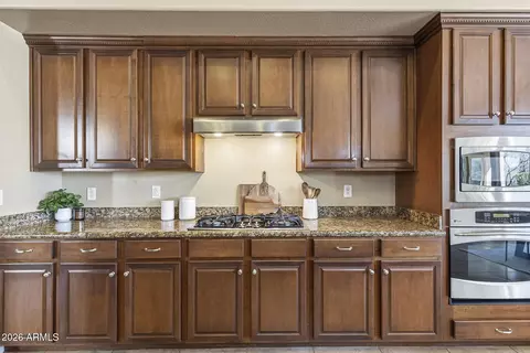 Kitchen - 8608 S 28th Pl, Phoenix, AZ 85042 photo 6 of 7