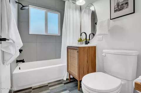 Bath - 826 E Lamar Rd, Phoenix, AZ 85014 photo 2 of 2