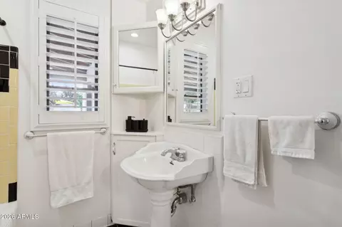 Bath - 77 W Windsor Ave, Phoenix, AZ 85003 photo 6 of 6