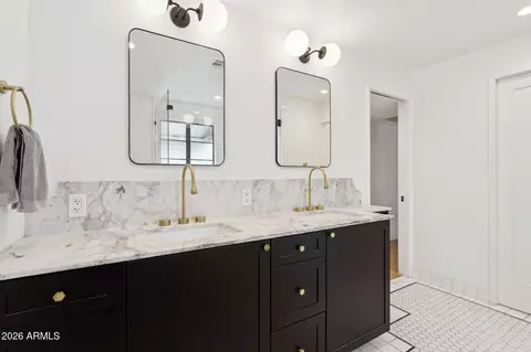 Bath - 77 W Windsor Ave, Phoenix, AZ 85003 photo 3 of 6