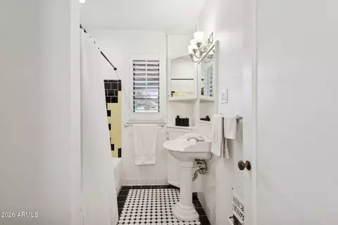 Bath - 77 W Windsor Ave, Phoenix, AZ 85003 photo 2 of 6