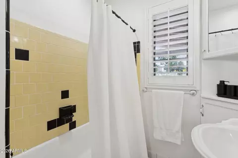 Bath - 77 W Windsor Ave, Phoenix, AZ 85003 photo 5 of 6
