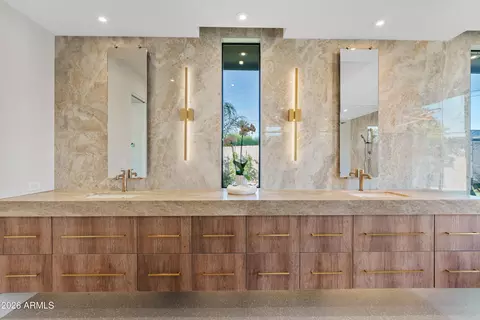Bath - 4610 E Flower St, Phoenix, AZ 85018 photo 3 of 8