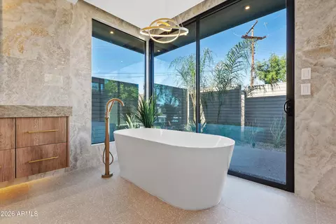Bath - 4610 E Flower St, Phoenix, AZ 85018 photo 2 of 8