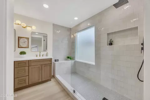 Bath - 3109 E Kerry Ln, Phoenix, AZ 85050 photo 1 of 4