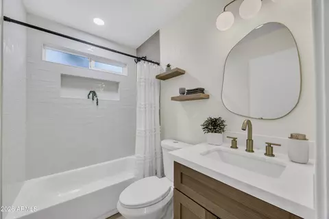 Bath - 3109 E Kerry Ln, Phoenix, AZ 85050 photo 4 of 4
