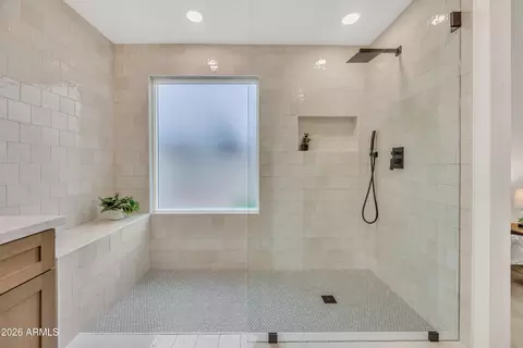 Bath - 3109 E Kerry Ln, Phoenix, AZ 85050 photo 3 of 4