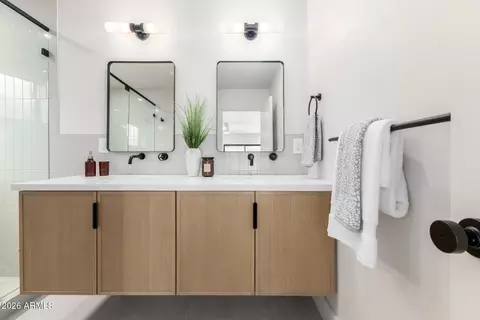 Bath - 3247 E Sheridan St, Phoenix, AZ 85008 photo 3 of 8