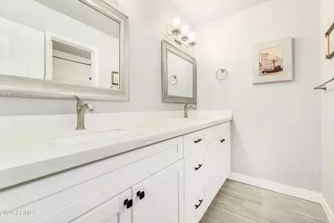 Bath - 3025 E Sierra St, Phoenix, AZ 85028 photo 2 of 3