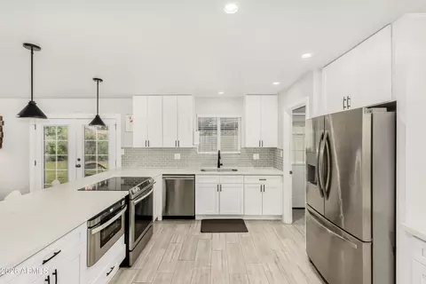 Kitchen - 3025 E Sierra St, Phoenix, AZ 85028 photo 3 of 6