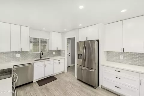Kitchen - 3025 E Sierra St, Phoenix, AZ 85028 photo 5 of 6