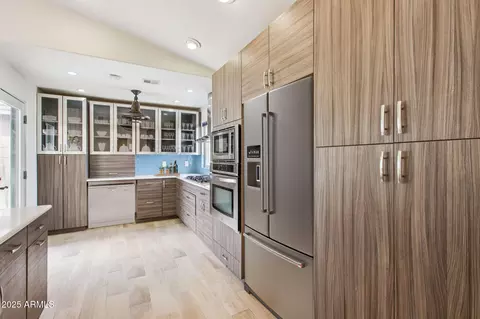 Kitchen - 4223 E Cassia Way, Phoenix, AZ 85044 photo 3 of 9
