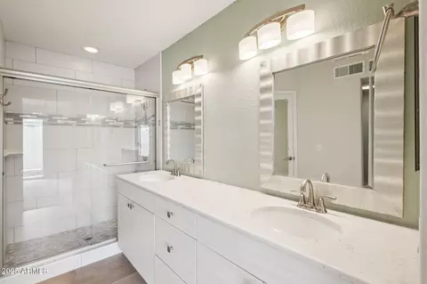 Bath - 4223 E Cassia Way, Phoenix, AZ 85044 photo 1 of 4