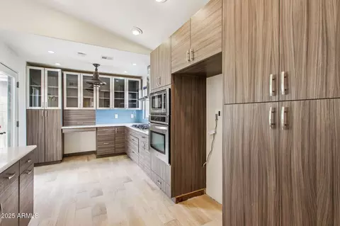 Kitchen - 4223 E Cassia Way, Phoenix, AZ 85044 photo 4 of 9