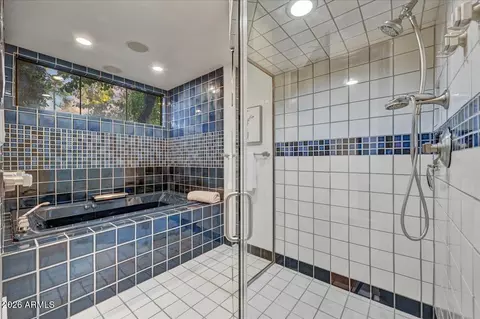 Bath - 2550 E Denton Ln, Phoenix, AZ 85016 photo 2 of 3
