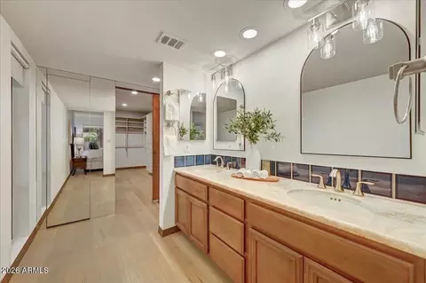 Bath - 2550 E Denton Ln, Phoenix, AZ 85016 photo 1 of 3
