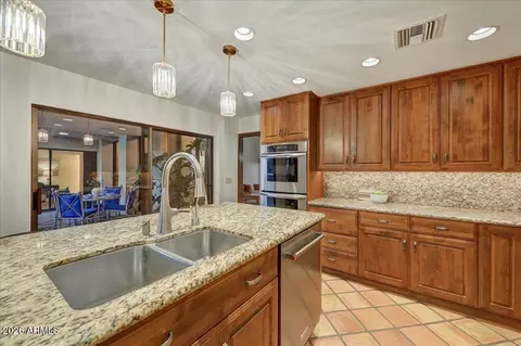 Kitchen - 2550 E Denton Ln, Phoenix, AZ 85016 photo 3 of 4