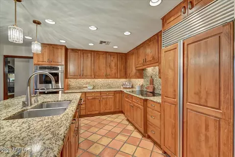 Kitchen - 2550 E Denton Ln, Phoenix, AZ 85016 photo 2 of 4