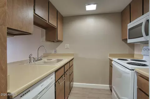 Kitchen - 3033 E Devonshire Ave #3032, Phoenix, AZ 85016 photo 1 of 1