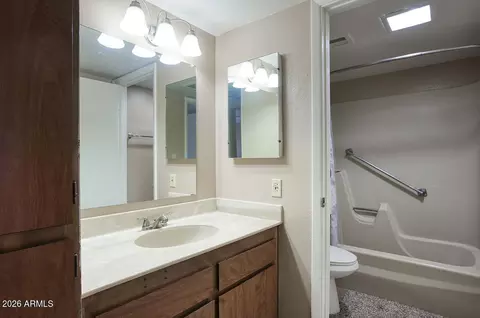 Bath - 3033 E Devonshire Ave #3032, Phoenix, AZ 85016 photo 1 of 1