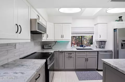 Kitchen - 1015 E Becker Ln, Phoenix, AZ 85020 photo 1 of 2