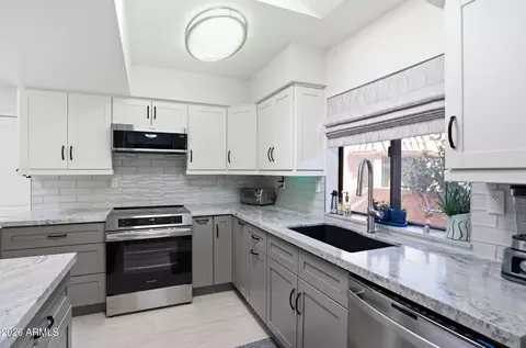 Kitchen - 1015 E Becker Ln, Phoenix, AZ 85020 photo 2 of 2