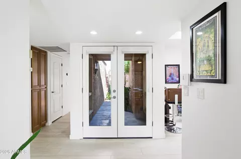 Entry Way - 1015 E Becker Ln, Phoenix, AZ 85020 photo 1 of 2
