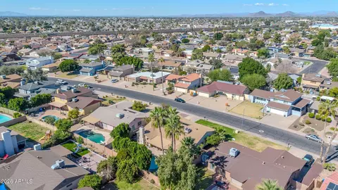 View/Area - 2443 W Crocus Dr, Phoenix, AZ 85023 photo 7 of 13