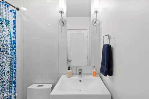 Bath - 3812 E Coronado Rd, Phoenix, AZ 85008 photo 2 of 7