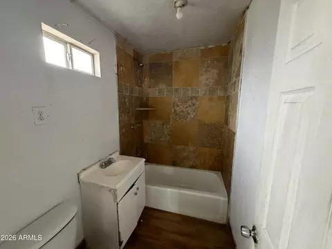 Bath - 2201 W Coolidge St, Phoenix, AZ 85015 photo 4 of 6