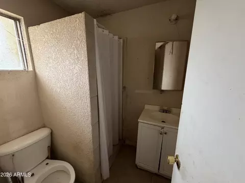 Bath - 2201 W Coolidge St, Phoenix, AZ 85015 photo 2 of 6