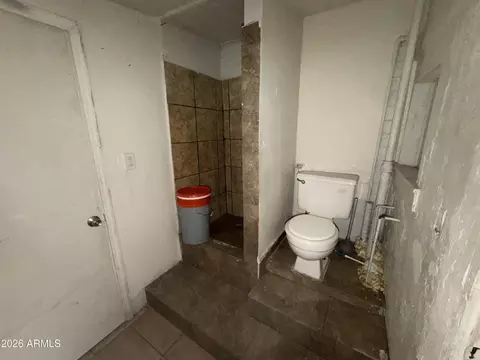 Bath - 2201 W Coolidge St, Phoenix, AZ 85015 photo 6 of 6
