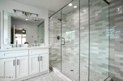 Bath - 2509 E Coolidge St, Phoenix, AZ 85016 photo 1 of 4