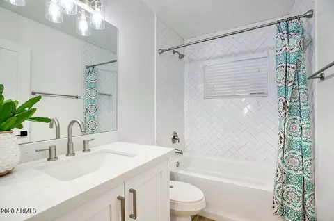 Bath - 2509 E Coolidge St, Phoenix, AZ 85016 photo 4 of 4