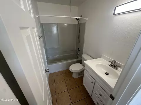 Bath - 2616 E Southgate Ave #2, Phoenix, AZ 85040 photo 2 of 5