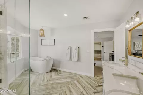 Bath - 2538 N 50th St, Phoenix, AZ 85008 photo 2 of 5